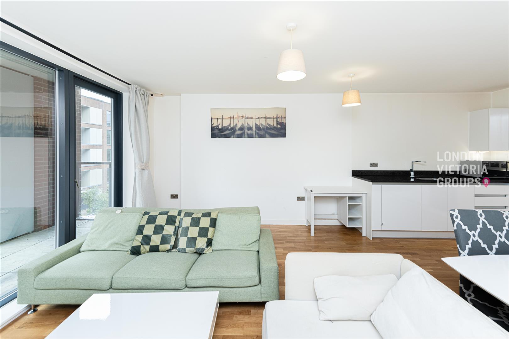 2 bed property in Larkwood Avenue, London